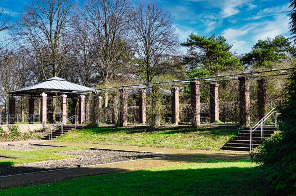 Alles im Park "Pavillion"
Verena
Schlüsselwörter: 2025