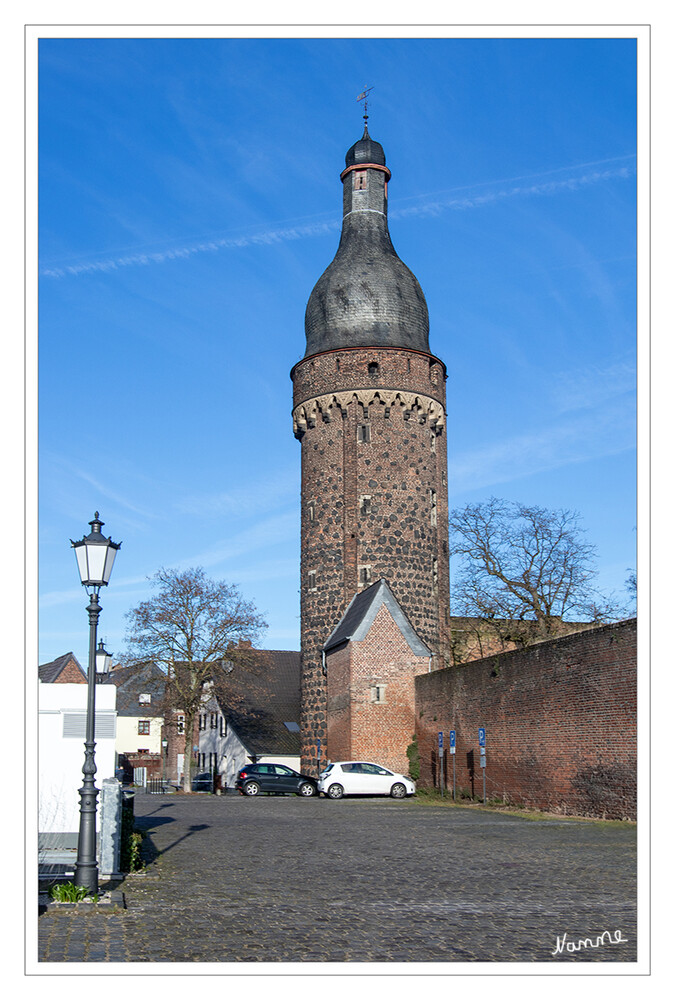  Juddeturm
In der Nähe der Burg Friedestrom befindet sich der Juddeturm in Zons am Rhein. Der Name Judde ist wohl auf das Patriziergeschlechte Judde aus Köln zurückzuführen. Früher wurde der Turm wohl als Verlies genutzt. Die Gefangenen wurden in den extrem engen tunnelartigen Turm gesperrt, in den nur sehr wenig Licht fällt. Die alten Mauern des Juddeturms stammen aus dem 14. Jahrhundert. lt. zons-am-rhein
Schlüsselwörter: 2024