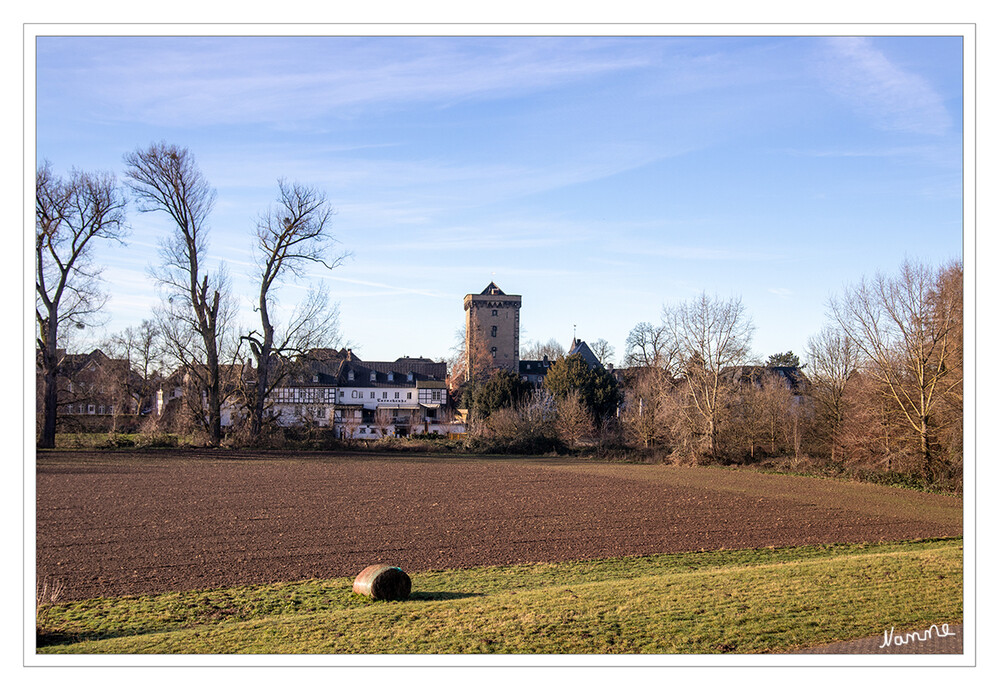 Blick auf Zons mit dem Rheinturm
Der mächtige Rheinturm diente auch als Zollturm. Dort und im angrenzenden Zollhaus wurde der Zoll eingenommen und verwaltet. Das Zollhaus war über 400 Jahre im Eigentum des Kölner Domkapitels.  zons-am-rhein
Schlüsselwörter: 2024