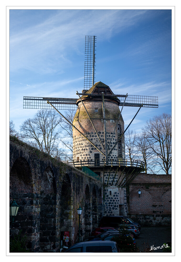 Zonser Mühle
Die Zonser Mühle gehört zu einigen der Wahrzeichen der Zonser Altstadt. Von 2008 bis 2010 wurde sie aufwendig renoviert. Mit Mitteln des Landes NRW, der Stadt Dormagen, der NRW-Stiftung und des Fördervereins Denkmalschutz Stadt Zons e.V. konnte die Mühle, die erhebliche Schäden an der Außenmauer hatte, wieder instandsgesetzt werden.  lt. zons-am-rhein
Schlüsselwörter: 2024