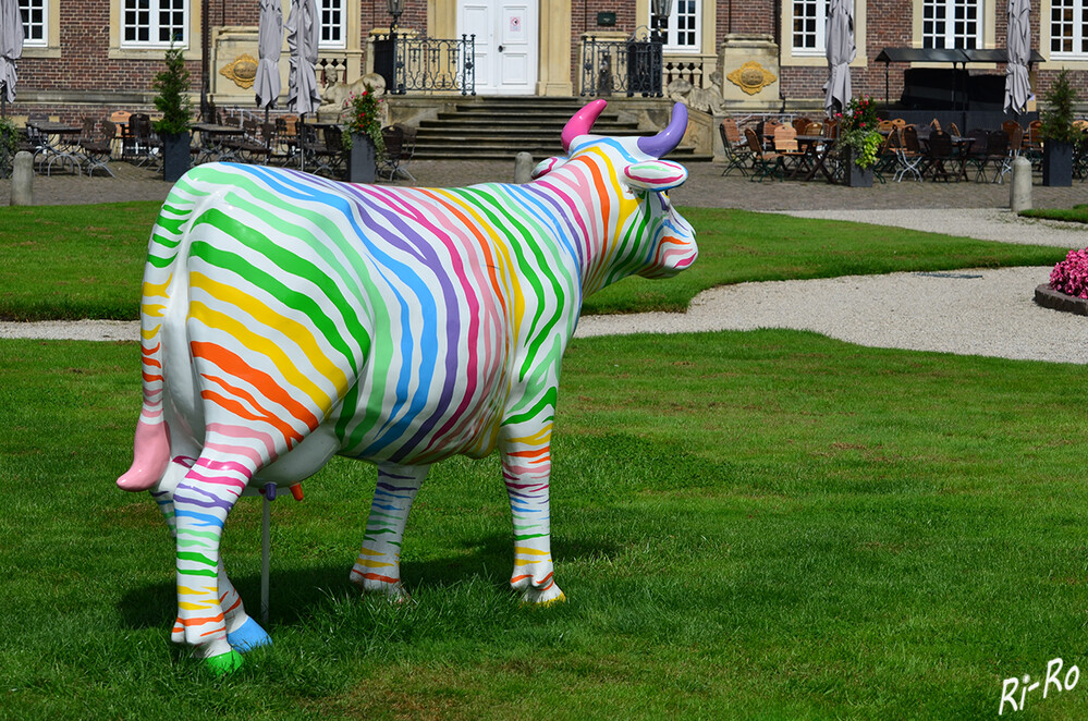 Rondell Schloss Nordkirchen
Das Besondere bei dieser tierischen Ausstellung ist, dass sich alle Händler u. Unternehmer beteiligen u. somit „Ihrer“ Kuh gestalterisch ihren ganz eigenen Charakter geben können. (nordkirchen.de) 
