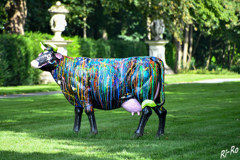 Bunte Kuh
eine Kunstausstellung im öffentlichen Raum zeigt lebensgroße Skulpturen aus Glasfaser-Kunstharz in Nordkirchen. (Tourist Information)

 
