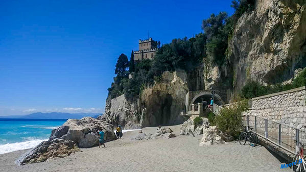 Finale Ligure
Finale Ligure liegt etwa 60 km südwestlich von Genua an der ligurischen Küste im Bereich der Palmenriviera. Nach Westen wird Finale Ligure durch das Capra Zoppa-Massiv (281 m) begrenzt. Nach Norden hin, nur wenige Kilometer landeinwärts, erreichen die Berge bereits Höhen von über 1000 Metern. laut Wikipedia
Schlüsselwörter: Italien