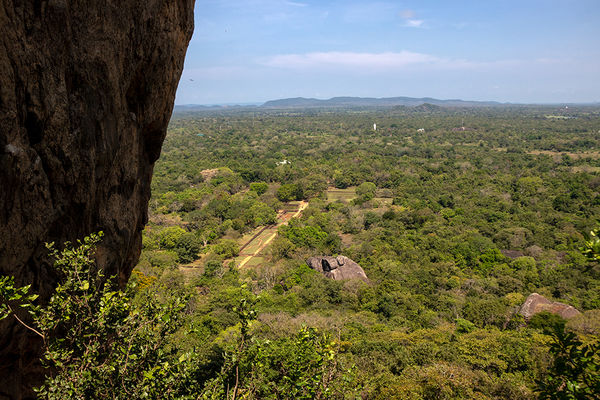 Sigiriya - Löwenfelsen
Blick auf die königlichen Wasser- und Felsengärten vom Löwentatzenplateau aus.
Schlüsselwörter: Sri Lanka, Löwenfelsen, Sigiriya