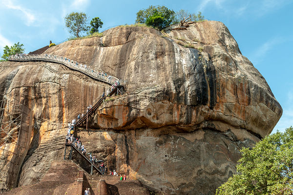 Sigiriya - Löwenfelsen
Zuerst soll es ganz nach oben gehen. D.h., bis zum Löwentor ist in etwa 2/3 der Strecke bewältigt.
An den Überreste des Löwentors, nach dem der Felsen vermutlich benannt wurde führt nur eine Eisentreppe zwischen den großen Löwentatzen hinauf auf das Hochplateau. (Von dem riesigen Löwenkopf, durch dessen Maul man früher den letzten, steilsten Teil des Aufstiegs begann, sind nur die zwei mächtigen Tatzen übrig. )
Schlüsselwörter: Sri Lanka, Löwenfelsen, Sigiriya