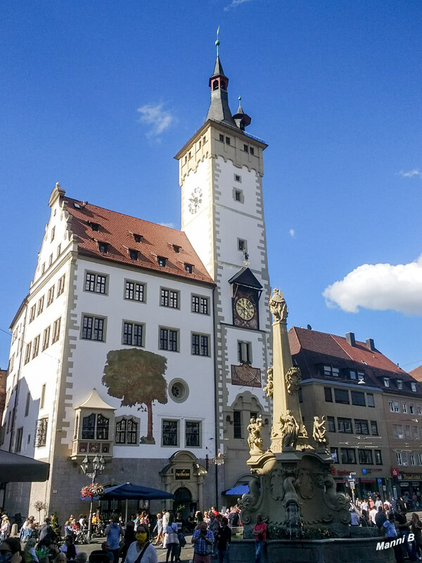 Würzburg
Als im 12. und 13. Jhdt. Würzburgs Bürgerschaft erstarkte und sich selbstbewusst gegen den Fürstbischof stellte, erwarben sie 1316 den damals so genannten Grafeneckart-Bau. Später wurde der auffällige Turm bis zur Höhe von knapp 60 Metern aufgestockt.
Im Laufe der Zeit wurde das Rathaus immer wieder erweitert. laut Wikipedia
Schlüsselwörter: Bayern