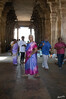 17_09_Sri-Ranganathaswamy-Tempel_Menschen_im_Tempel_05.jpg