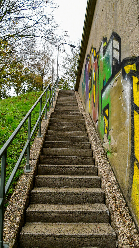 Treppen "Treppe schmal und steilaufwärts"
Roland
Schlüsselwörter: 2024