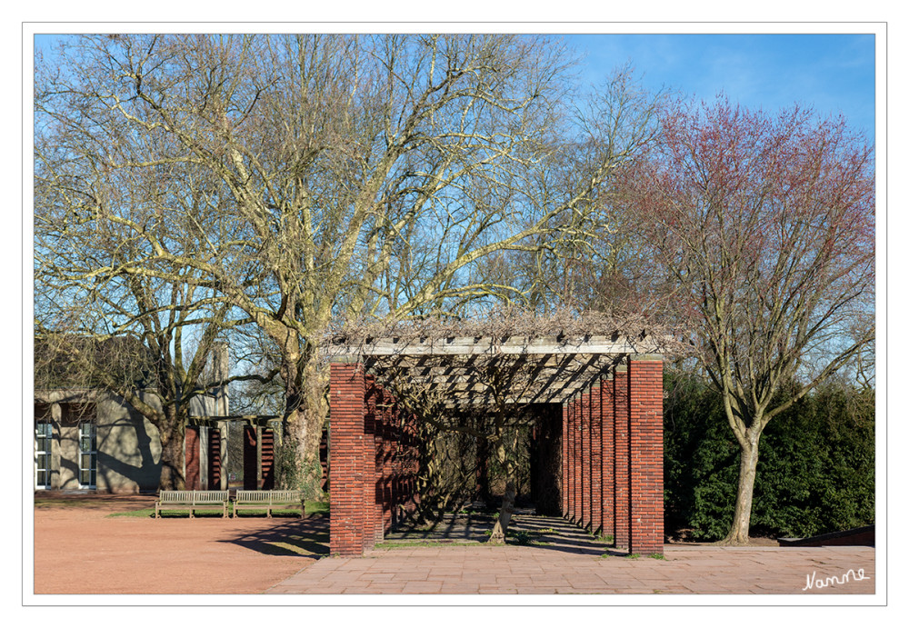 Säulengang im Nordpark
Der Nordpark in Düsseldorf ist eine öffentliche Grünanlage im Stadtteil Stockum. Er wurde 1936 für die Reichsausstellung Schaffendes Volk, eine Propagandaausstellung der Nationalsozialisten, geplant und 1937 eröffnet. Der Park ist 36,6 ha groß. Wasserspiele, Rasenflächen, Bäume, unterschiedlich bepflanzte Abschnitte, Rabatten und ein japanischer Garten sind Teile einer vielfältigen Gestaltung. lt Wikipedia
Schlüsselwörter: 2025